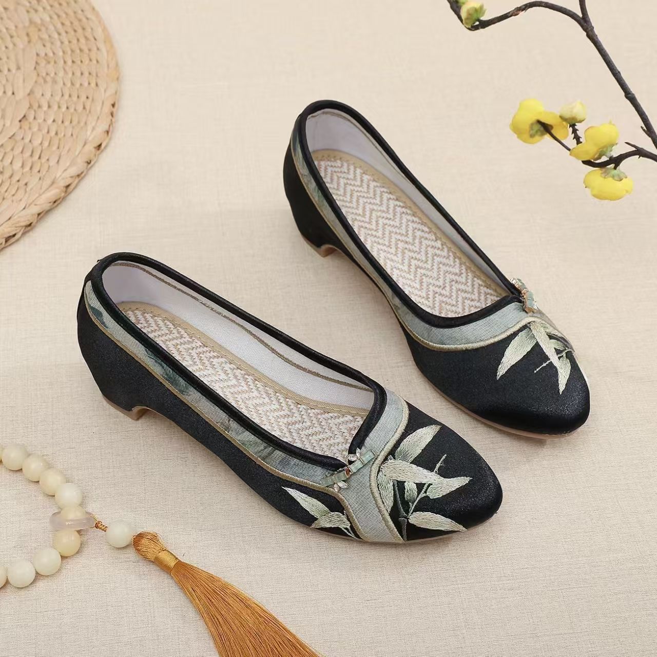 Woman Low Heel Embroidered Che - огляд і ціна Embroidery Style